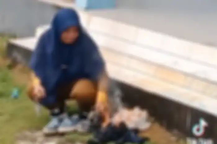 Viral Guru Bakar Sepatu Siswa Gegara Salah Memakai Warna Kaos Kaki yang Tak Sesuai Aturan