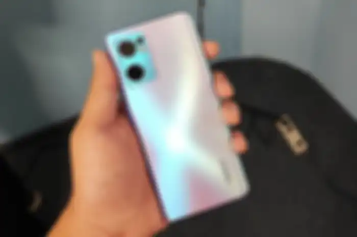 Lapisan belakang OPPO Reno7 5G yang dilengkapi dengan OPPO Glow