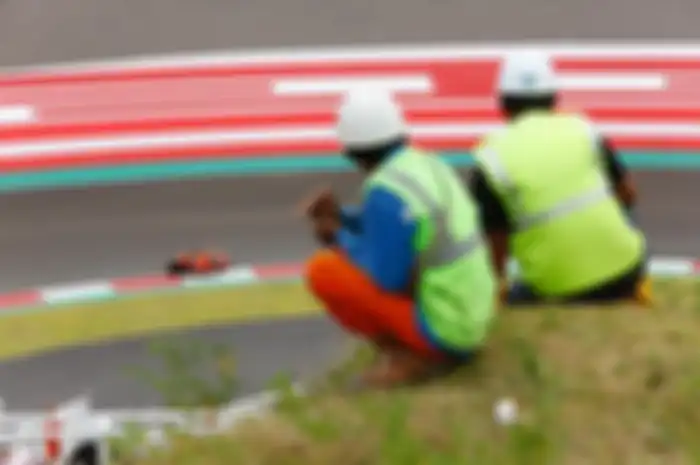Foto kuproy alias kuli proyek Sirkuit Mandalika nonton tes pramusim MotoGP gratis, komentar netizen bikin ngakak.