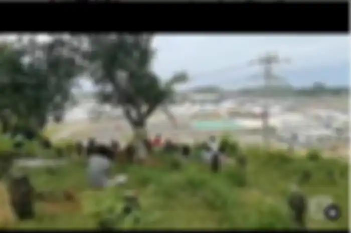 Unik, video warga sekitar menonton tes pramusim MotoGP 2022 di sirkuit Mandalika, Lombok, NTB, dari atas kuburan.