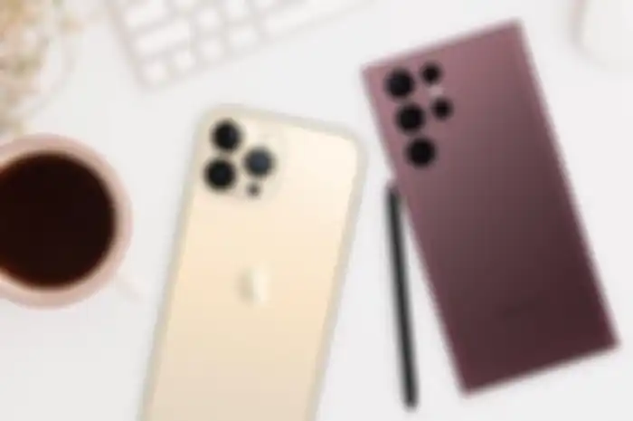 Ilustrasi Samsung Galaxy S22 Ultra vs iPhone 13 Pro Max