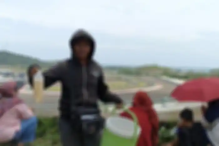 Jadi minuman favorit para pembalap MotoGP di sirkuit Mandalika, penjual es kelapa mendapat cuan ratusan ribu rupiah.