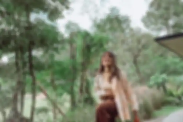 OOTD pakai celana cokelat ala Marsha Aruan
