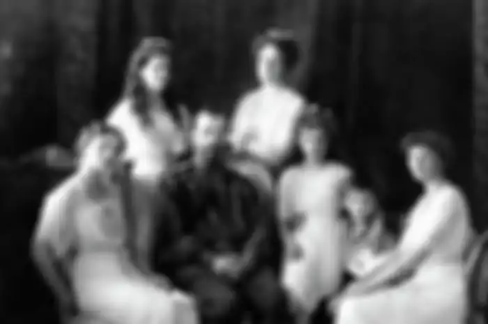 Keluarga Romanov: Dari kiri ke kanan: Olga (22), Maria (19), Tsar Nicholas II, Permaisuri Alexandra, Anastasia (17), Tsarevich Alexei (13)., dan Tatiana (21).