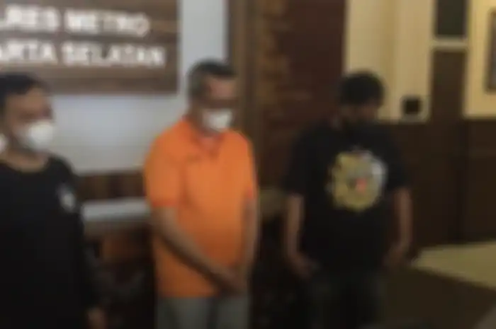Rizki Puncak Baharson terpancing emosinya gegara kuli bangunan. Foto tampang pelaku aksi koboi Pondok Indah tersebar luas. 