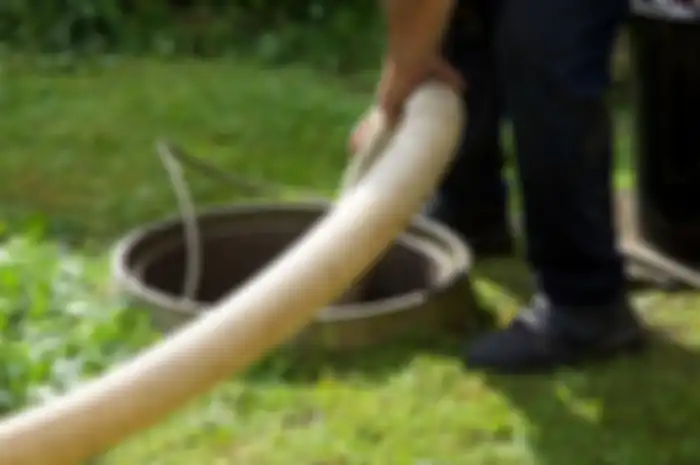 Ilustrasi menyedot septic tank.