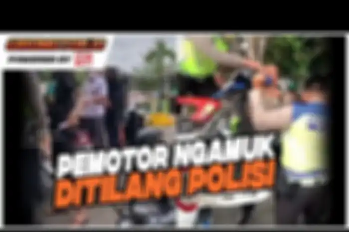 Gak terima ditilang Polisi, pemotor yang menggunakan Suzuki Smash langsung merusak motornya sendiri.