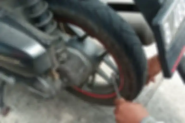 Ban motor model tubeless dengan tubetype punya perbedaan tekanan angin, mitos atau fakta