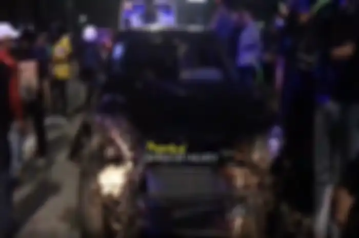 Mobil yang menghantam pemotor Honda BeAT dan lainnya di Jalan Sudirman.