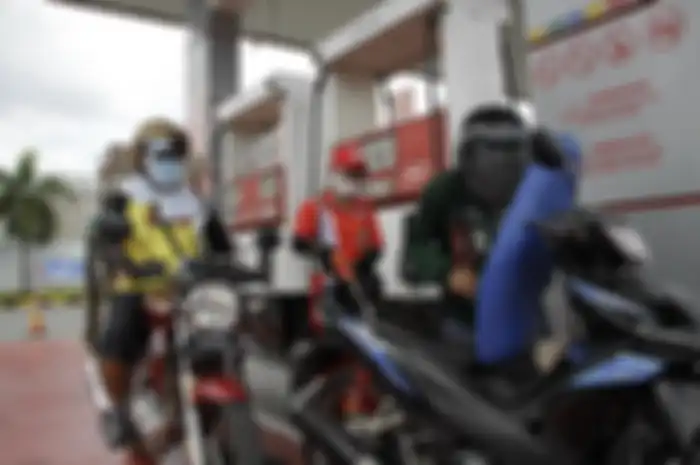 Ilustrasi motor diisi bensin.