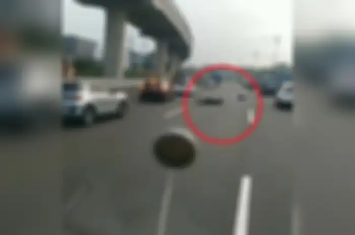 Cewek naik motor masuk tol Japek terkapar dihantam mobil.