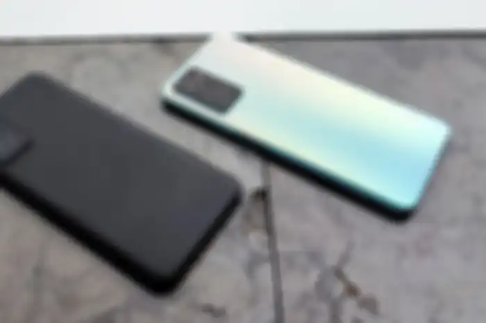OPPO A76 Glowing Black (kiri) & Glowing Blue (kanan)
