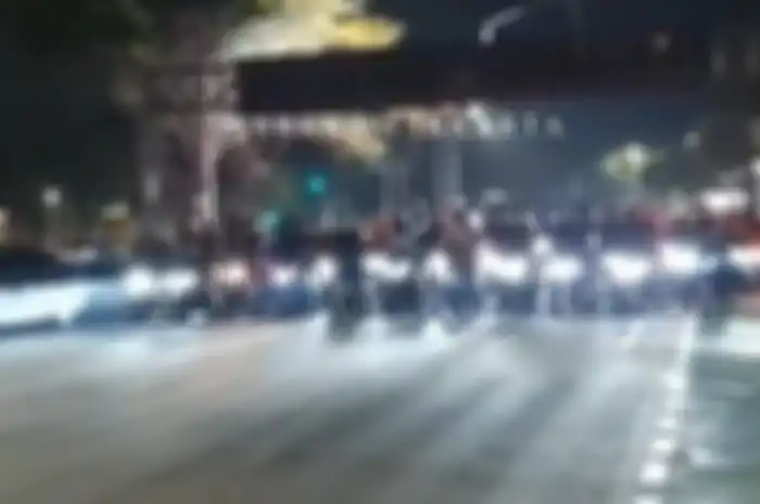 Puluah pemotor tutup jalan Jenderal Sudirman dan beradu kebut