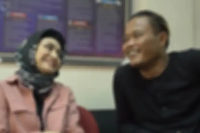 Nathalie Holscher dan Sule sedang berbincang. (Bidikan layar YouTube Taulany TV).