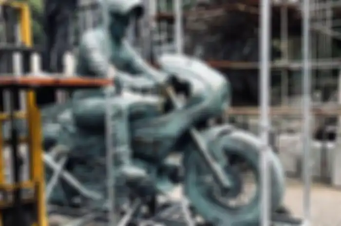 Patung Presiden Joko Widodo sedang naik motor telah dikirim ke sirkuit Mandalika, Lombok, NTB, menjelang gelaran MotoGP Indonesia 2022.