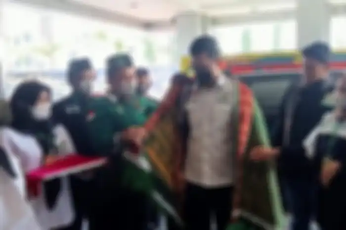 Tommy Kurniawan terkejut saat digerebek petugas keamanan di rumahnya. Foto anggota DPR menjadi sorotan usai kejadian itu.
