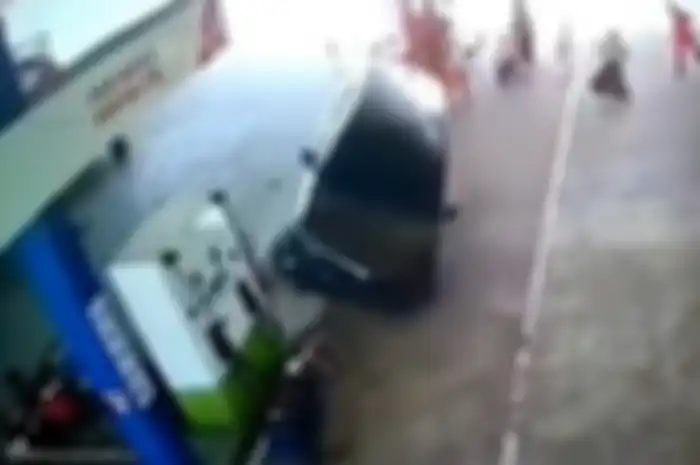 Video mobil Avanza tabrak SPBU sampai terbalik di Aceh Timur, pemotor langsung kocar-kacir menyelamatkan diri.