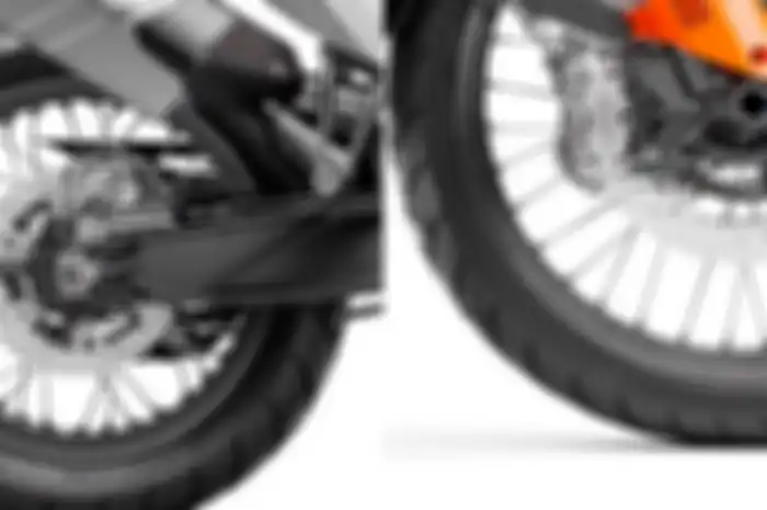 Ban KTM Adventure 790 masih pakai ban dalam