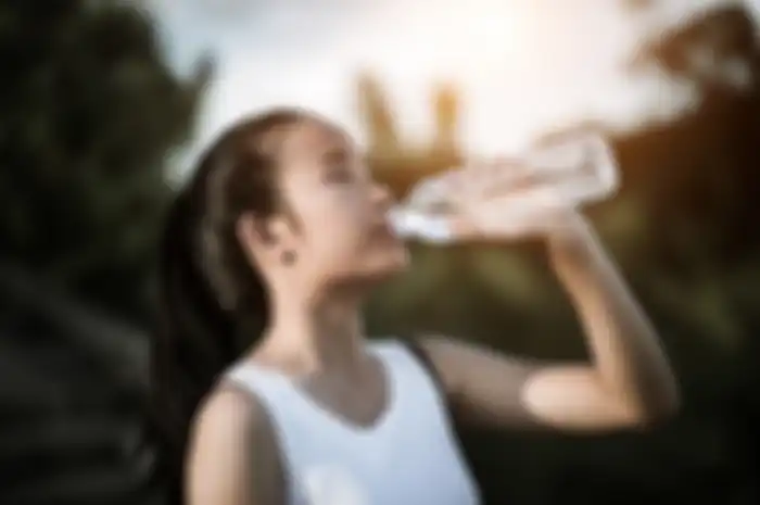 Ilustrasi cewek minum air putih