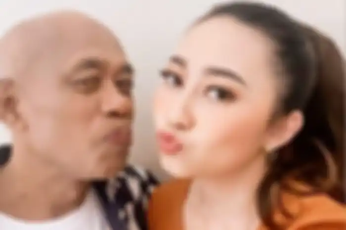 Pak Tarno selalu mengundang tawa para penonton. Ternyata sang pesulap punya rahasia menaklukan hati mantan pramugari. 