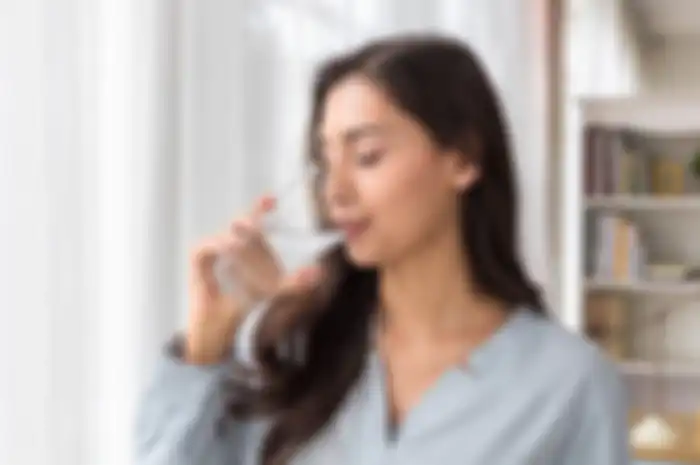 Ilustrasi minum air putih 
