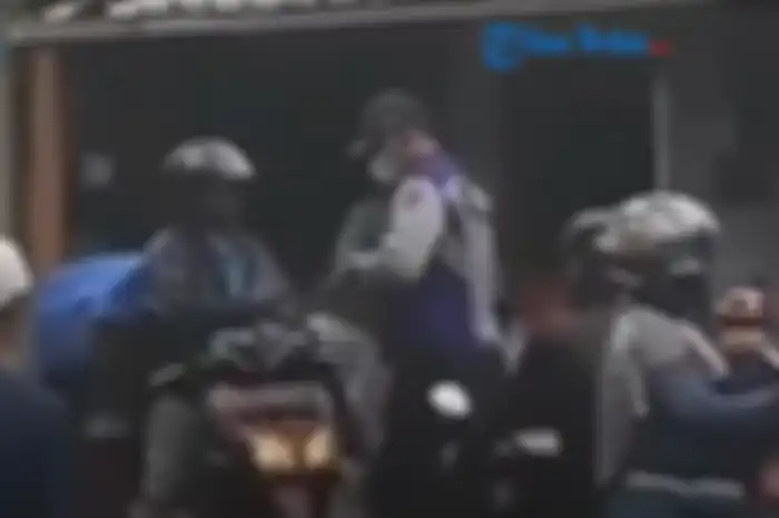 Video oknum petugas berseragam Dinas Perhubungan (Dishub) memalak Rp 2 ribu per motor kalau mau melewati jalan ini.