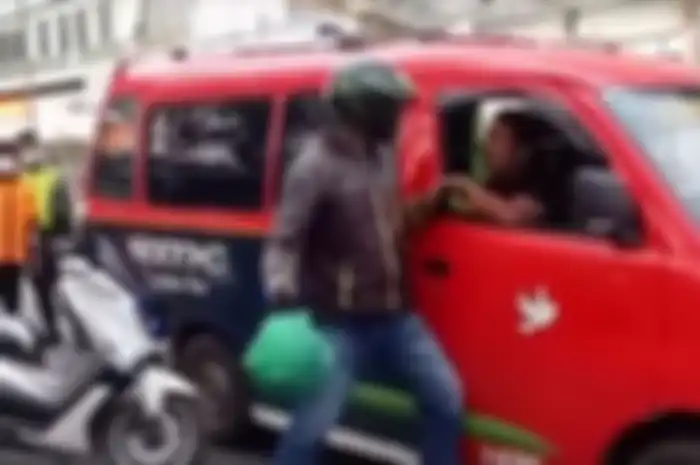  Pemotor versus sopir angkot di Medan, perkara kena klakson gebuk kepala sopir pakai helm hingga luka-luka.