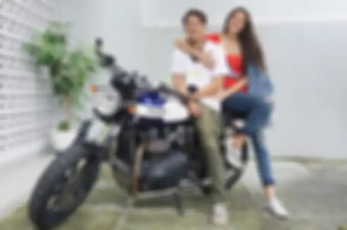 Dikaruniai anak pertama, intip pose Nadine Chandrawinata dan Dimas Anggara bareng motor, bisa ditiru bikers nih.