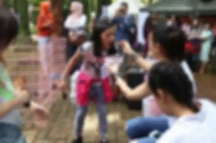 Anak Ariel Noah Alleia Anata tertangkap kamera disuapi Sophia Latjuba. Begini respons menohok Sophia ditanya lamaran ayah Alleia. 