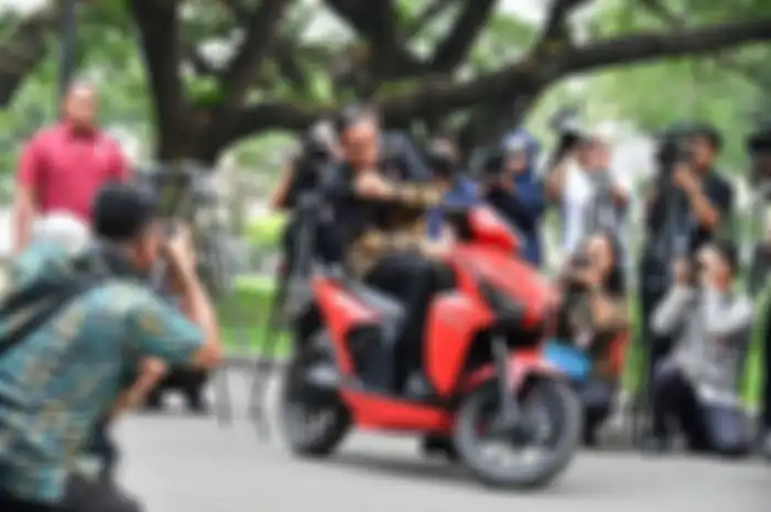 Foto ilustrasi Presiden Jokowi bersama motor listrik Gesits.
