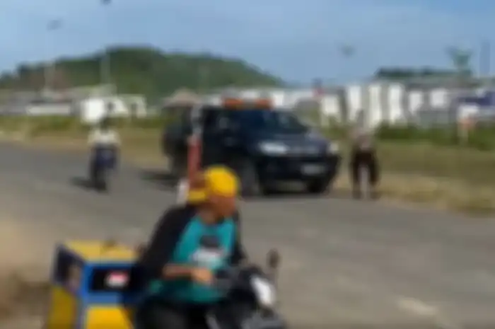 Momen kocak saat Si Gundul dikejar petugas di Sirkuit MotoGP Mandalika Lombok.