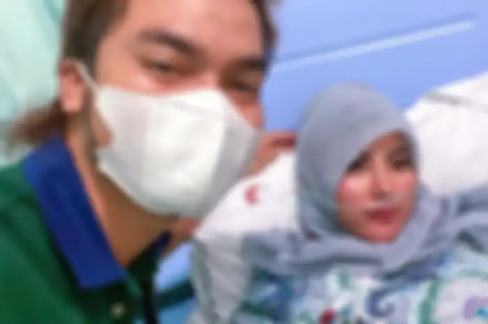 Ayu Aulia sudah kembali ke apartemennya. Dia menunjukkan luka sayatan di tangannya. Ayu juga meminta maaf kepada sosok ini. 