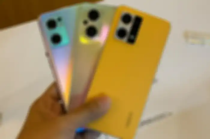 Trio OPPO Reno7 5G (kiri), Reno7 Z 5G (tengah) & Reno7 (Kanan)