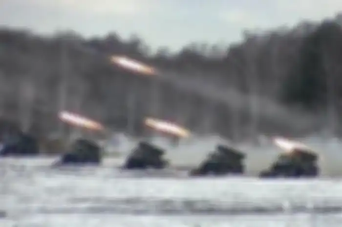 Foto dari video yang dirilis Kementerian Pertahanan Rusia pada Jumat (4/2/2022) menunjukkan sejumlah kendaraan peluncur roket menembak dalam latihan militer bersama Belarus dan Rusia di Brestsky. 