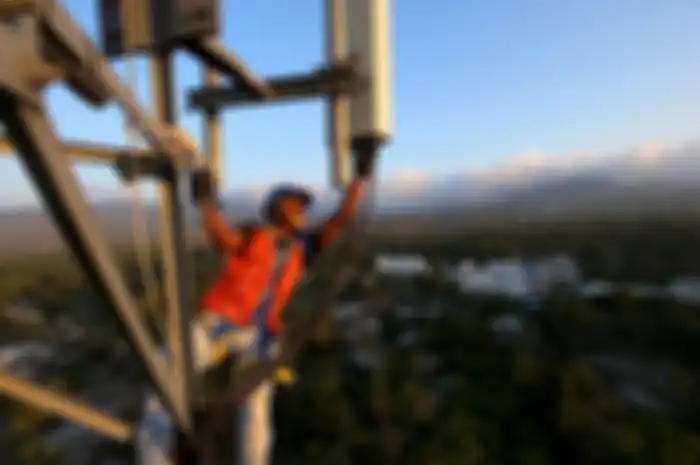 Teknisi XL Axiata melakukan perawatan BTS