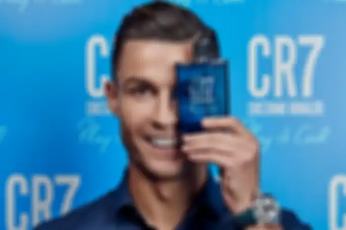 Ronaldo dengan parfum CR7 keluarannya