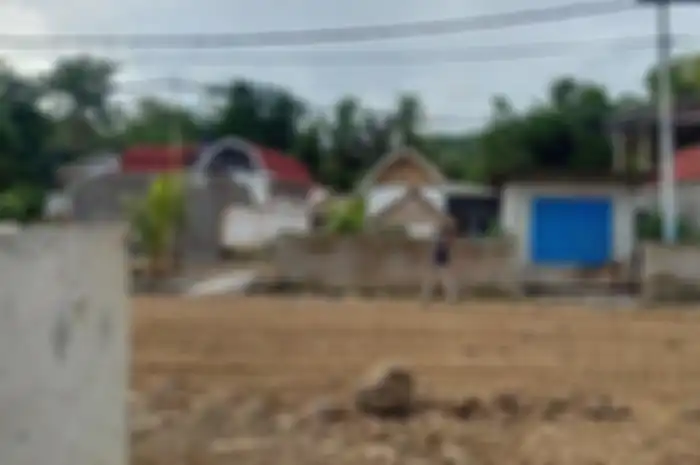 Sejumlah rumah yang berada di depan sirkuit Mandalika dipercantik oleh pemerintah, tapi kok ada logo kementria PUPR-nya?