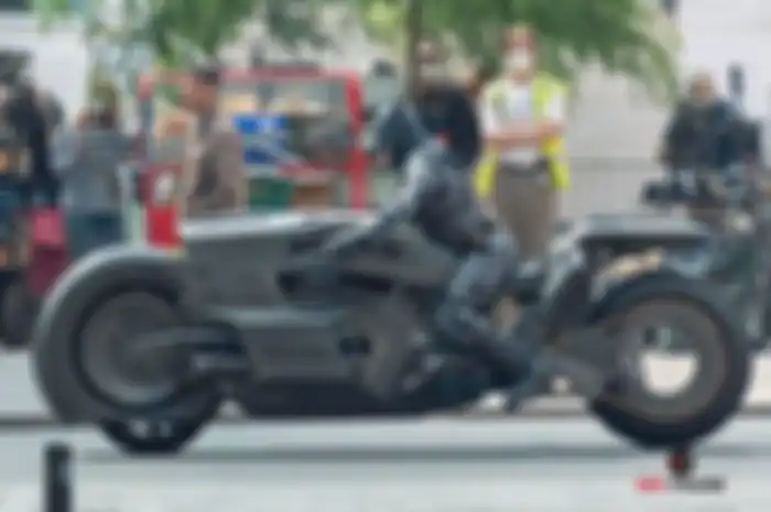 Film The Batman bakal tayang, Bruce Wayne tertangkap kamera naik motor 'Batcycle' baru, begini penampakannya.