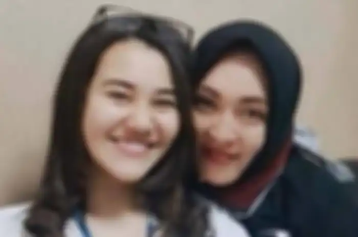 Angelina Sondakh sudah siap membuat foto Lebaran di rumah. Ternyata istri Adjie Massaid gampang nangis di bui gegara masalah sepele. 