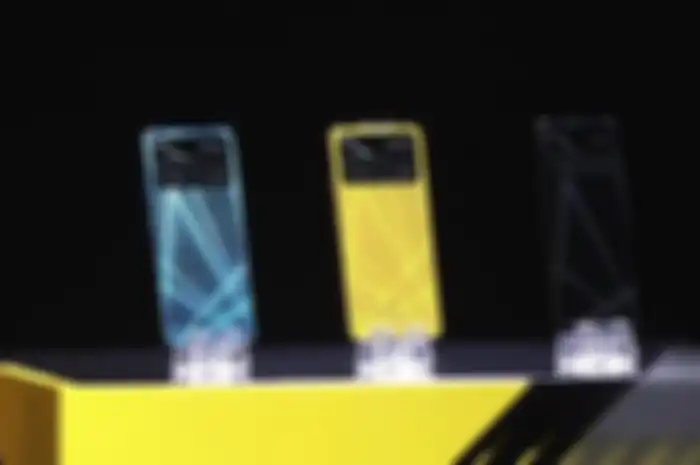 POCO X4 Pro 5G dengan tiga varian warna yang diperkenalkan di MWC 2022, Senin (28/2).
