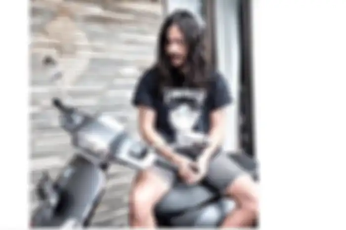 Marcello Tahitoe atau akrab disapa Ello resmi menjadi vokalis baru dari band Dewa 19, ternyata doi anak Vespa.