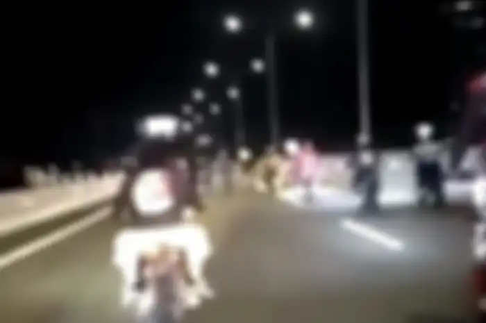Rombongan Supermoto masuk jalan Tol Kelapa Gading -Pulogadung