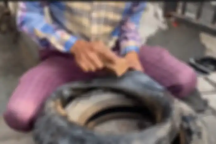 Video tambal ban motor di India unik banget, tanpa ditusuk atau dipanaskan, hanya diketuk-ketuk saja sudah beres.