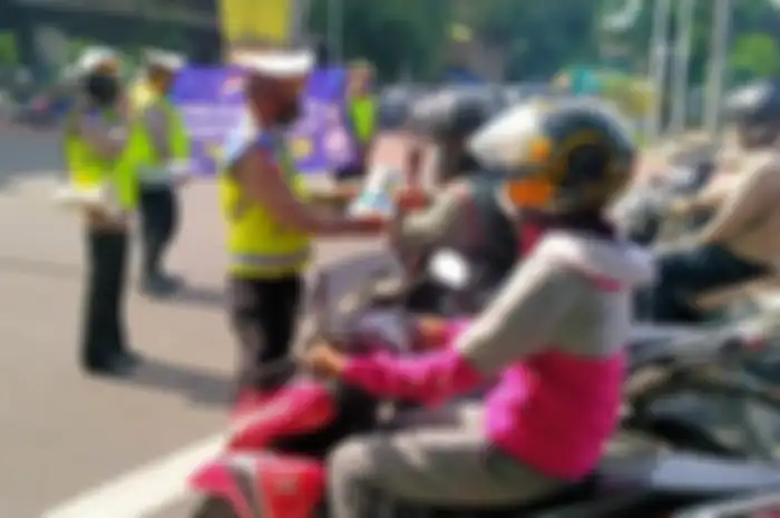 Ingat polisi incar logo 3 huruf di helm dalam razia Operasi Keselamatan Jaya 2022, jangan dipakai kalau enggak ada ya.