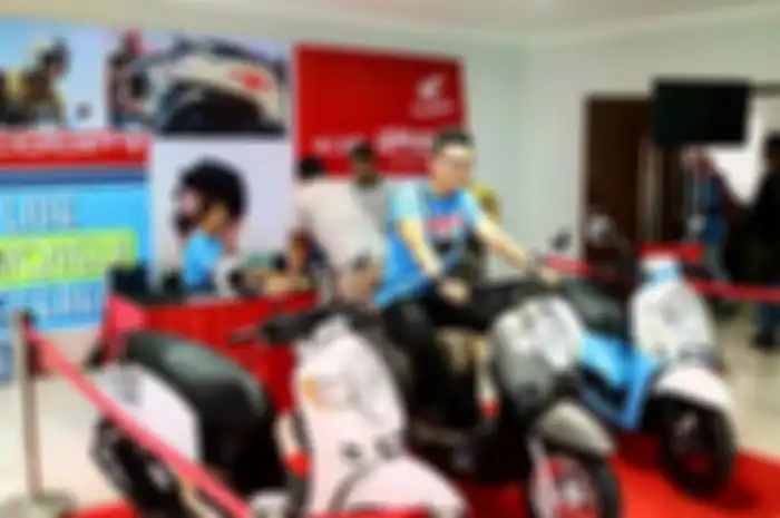Potret Indra Kesuma alias Indra Kenz cuma naik motor Yamaha Vixion dan Honda Scoopy, posting mobil mewah tapi enggak ada moge.