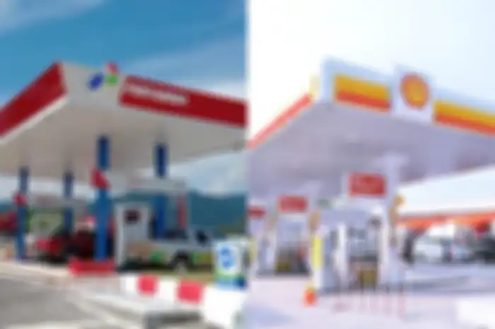 Foto ilustrasi SPBU. Harga bensin Pertamina dan Shell Maret 2022, ada yang naik lagi buruan cek.