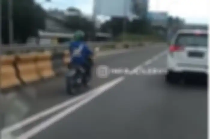  Nekat masuk jalan tol Kunciran Tangerang, seorang pemotor pakai helm ojol langsung dicari identitasnya oleh polisi.