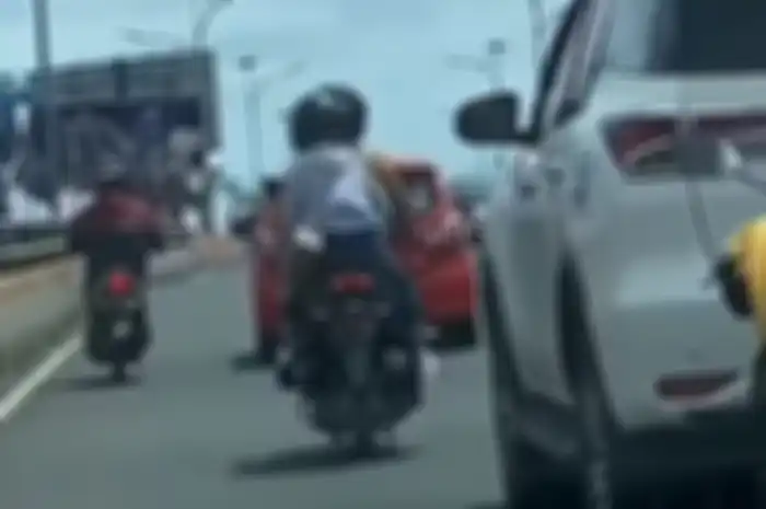 Sepasang kekasih cekcok diatas motor