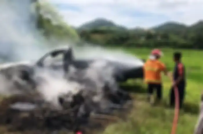 Tabrak pemotor hingga meninggal dunia, mobil pikap yang angkut 5 motor hangus dibakar massa di Sumbawa.