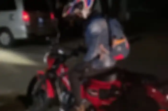 Motor bebek trail yang dinaiki Ariel Noah bikin Ahmad Dhani kepincut.